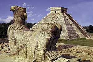 mayan ruins at chichen itza